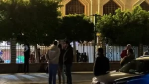 توافد أهالي بورسعيد على مسجد الكريم في جنازة السباح يوسف محمد